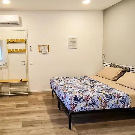 Bed & Breakfast Adriroomsrho *